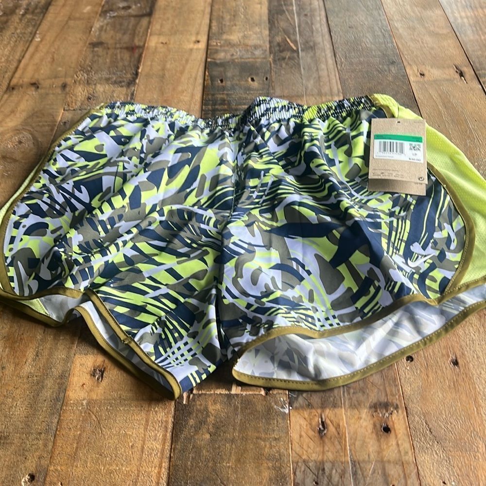 Nike Girls' Dry Tempo Shorts size XL